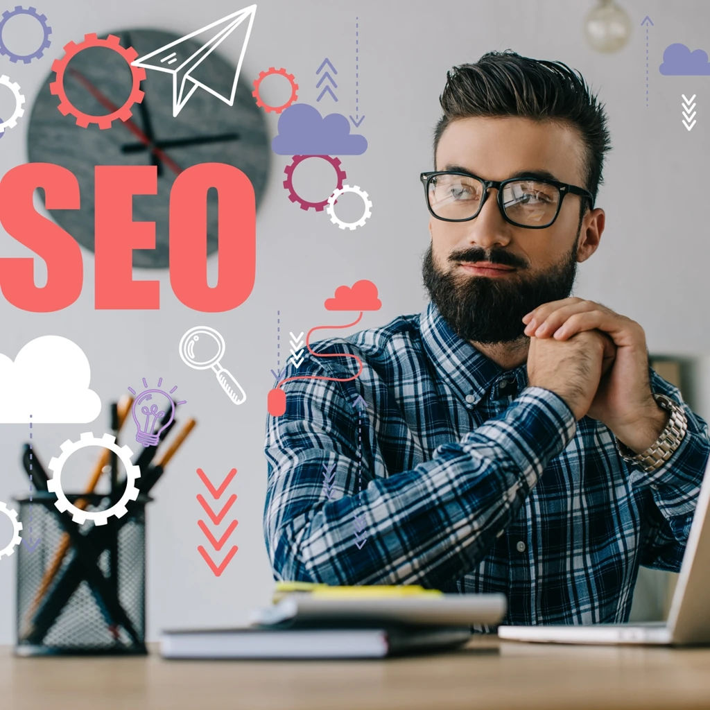 Un homme derrière son ordinateur prépare la stragégie SEO de son site Internet