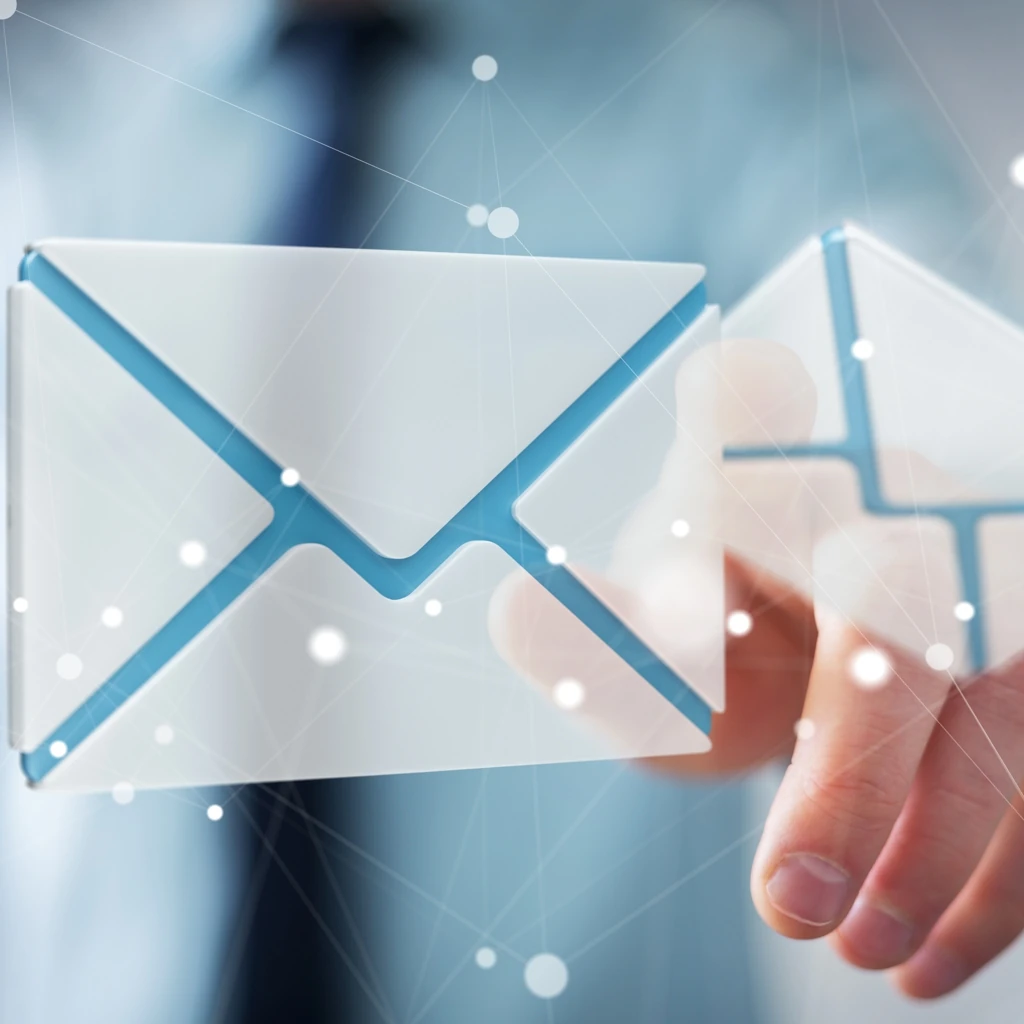 Un homme pointe le doigt sur des enveloppes virtuelles qui