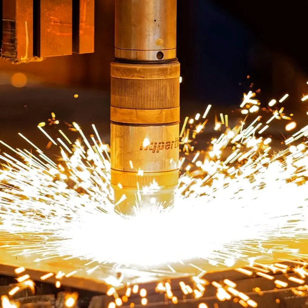 Gerbe d'étincelles lors d'une soudure dans une entreprise industrielle