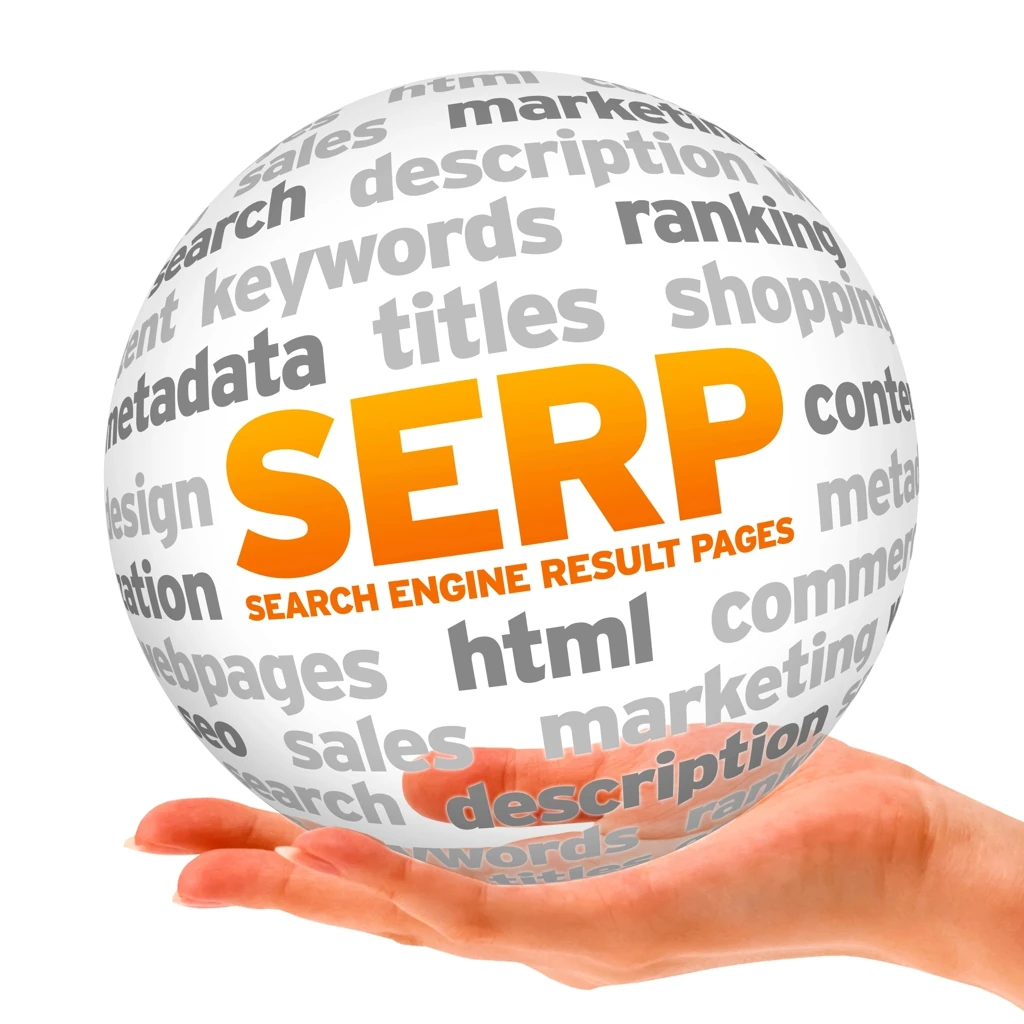 Une main tient un globe transparent sur lequel sont inscrits des mots relatifs au référencement des sites web