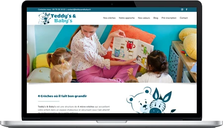Présentation d'un site web pour crèches en Savoie. On voit une photo d'une assistante maternelle qui lit un livre à un groupe de très jeunes enfants.