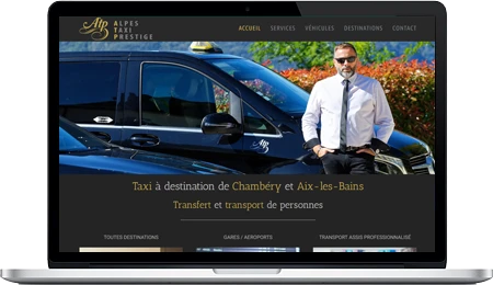Présentation du site Internet pour taxi. Un homme pose devant ses véhicules de transport.
