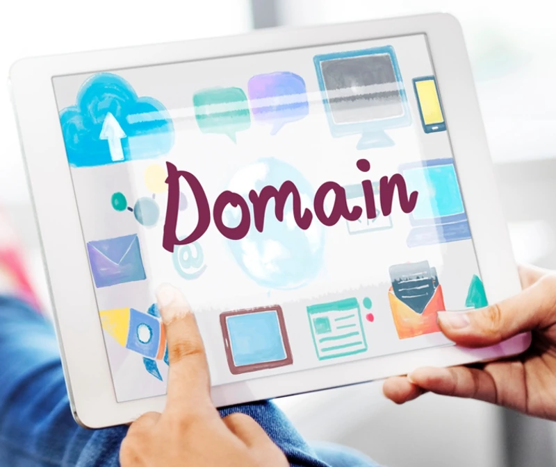 Ecran d'une tablette sur lequel il est écrit Domaine. Ce mot est entouré d'illustrations en rapport avec Internet : e-mail, cloud, site, ...