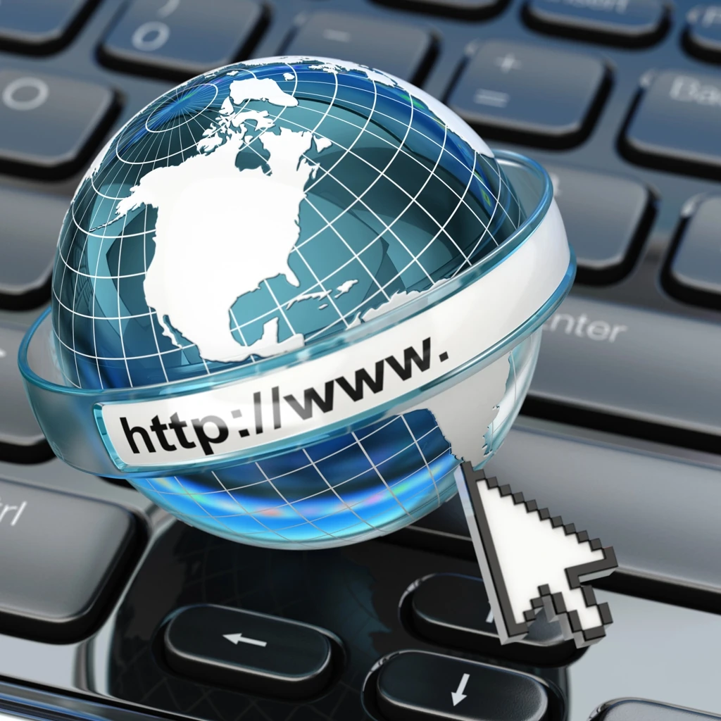 Un globe terrestre sur lequel est inscrit le début d'un nom de domaine repose sur un clavier